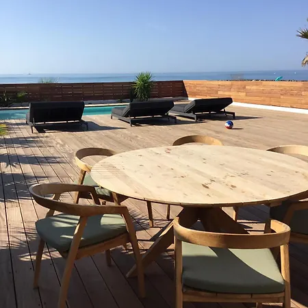 Villa La De La *